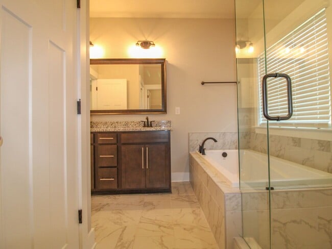 Building Photo - LIKE NEW Home in Natures Cove West in Athe...