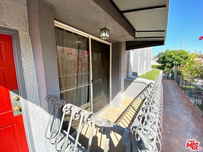 Building Photo - 1529 S Bundy Dr