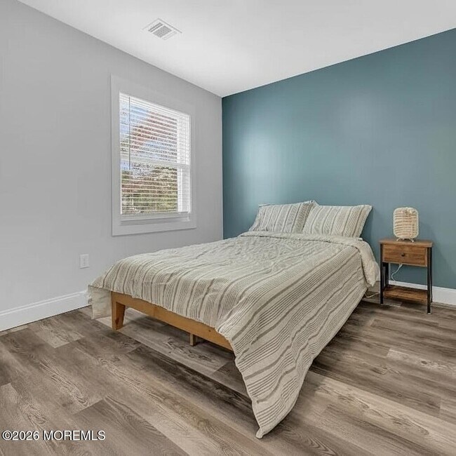 Building Photo - 1143-1145-1145 Roe Ave