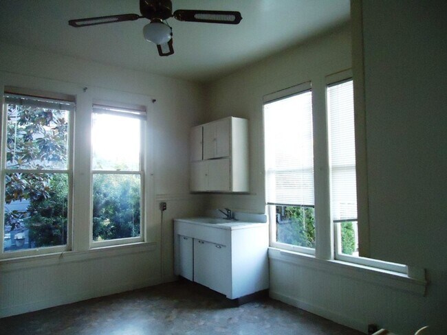 Building Photo - 429 Monterey St