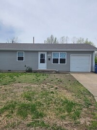 Building Photo - 3 bed, 1.5 bath in a great location! Fenced in yard!