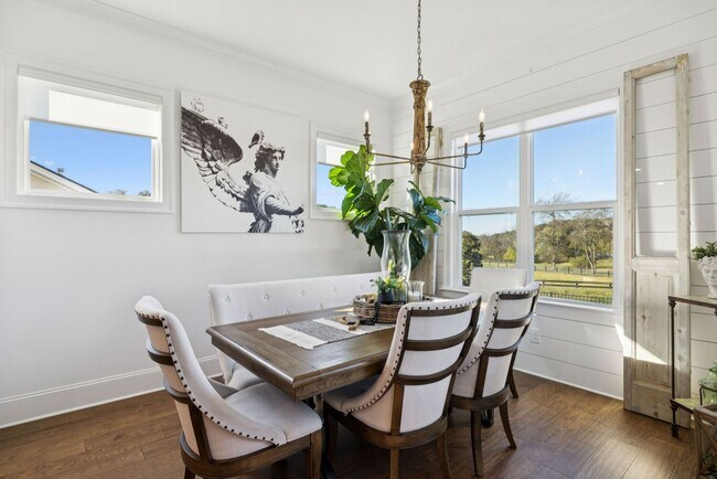 Building Photo - Luxurious living space *Fully furnished an...