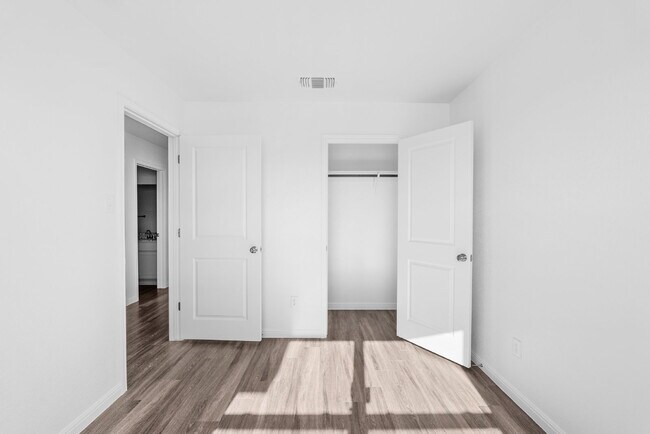 Building Photo - Exceptional 3 bedroom, 2 bathroom duplex!