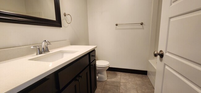 Building Photo - 1002 Rosa Way