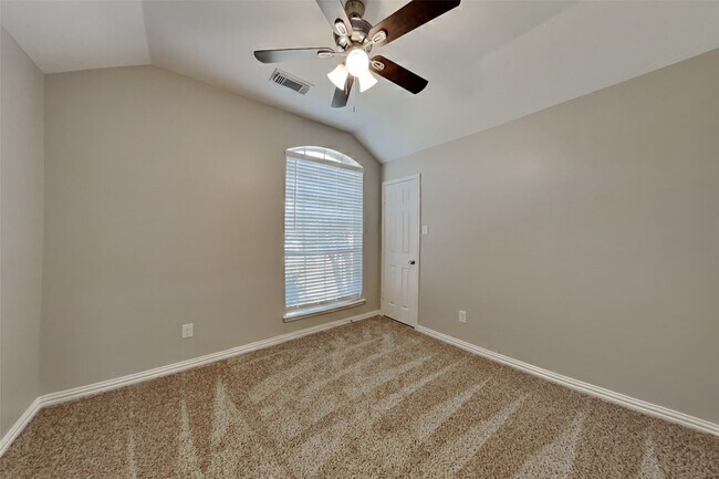Building Photo - 4926 Linden Pl