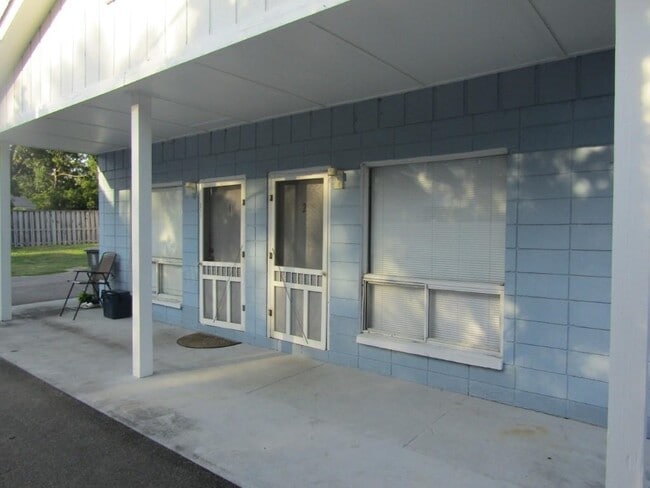 Building Photo - 2008 Hillside Dr S