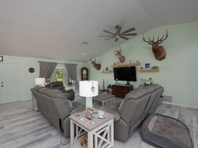 Building Photo - "Spacious 3-Bed Sanctuary with 3.5 Baths in Charming Port Charlotte!"