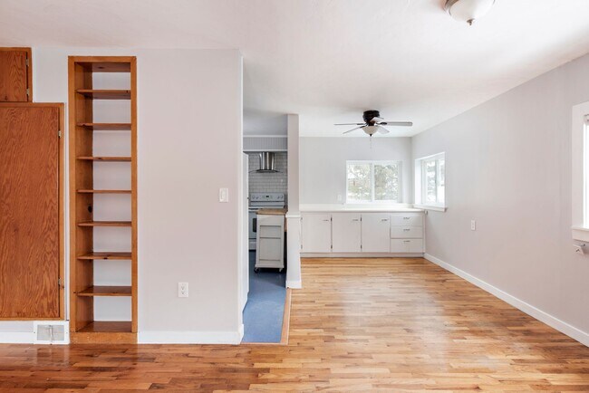 Building Photo - 703 10th St