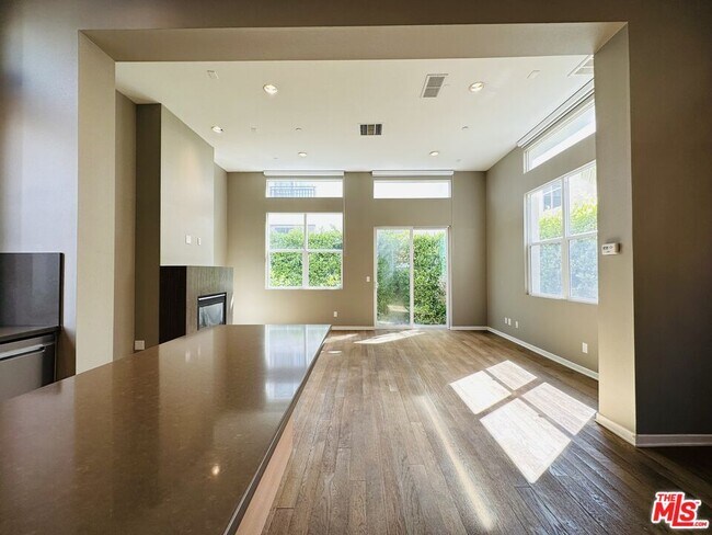 Building Photo - 6581 S Seabluff Dr