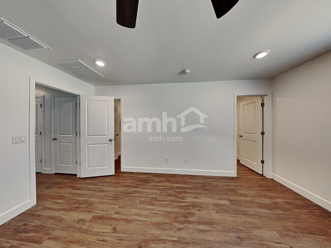 Building Photo - 17154 W Golden Ln