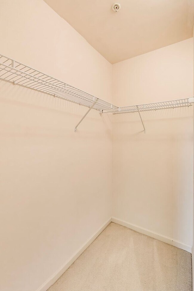 Building Photo - Beautiful Garage Townhouse in Poplar Run - Minutes to Glenmont METRO & I-200!