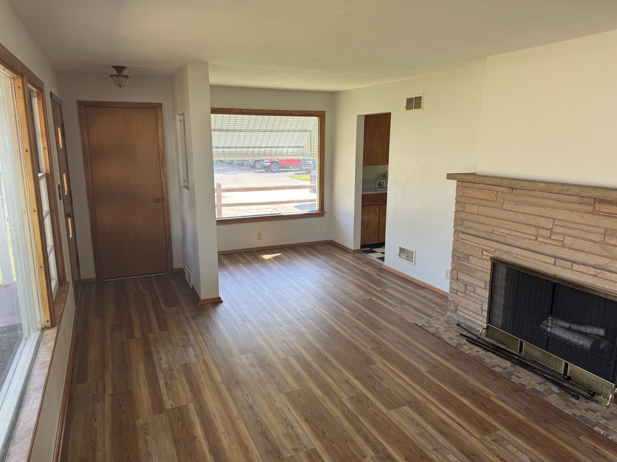 Living room picture #2 - 2009 Durand Ave
