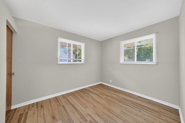 Building Photo - 10772 Spring Garden Dr