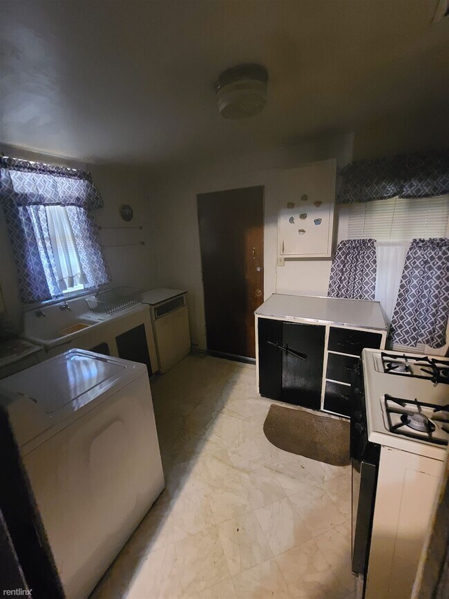 Building Photo - 2 br, 1 bath House - 651 Hall Street