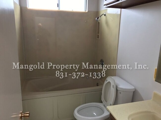 Building Photo - Studio Apartment Located In Upper Seaside