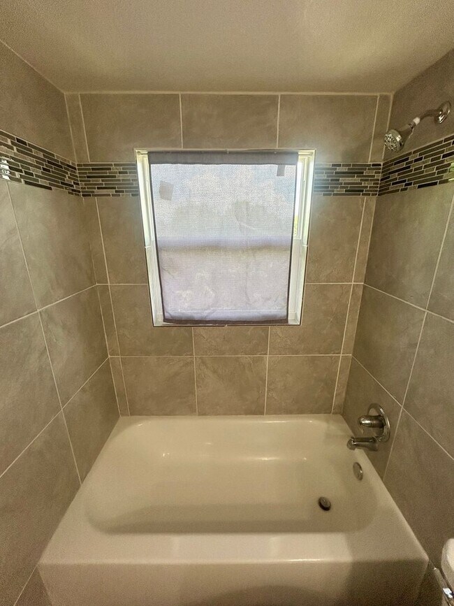 Building Photo - 2 Bedroom, 1 Bathroom Home! Look and Lease...