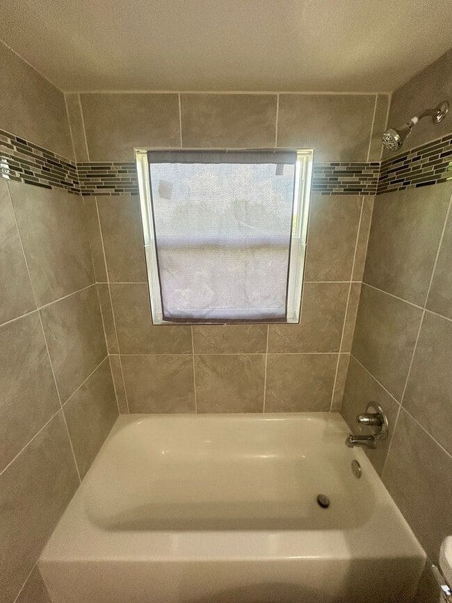 Building Photo - 2 Bedroom, 1 Bathroom Home! Offering 50% o...