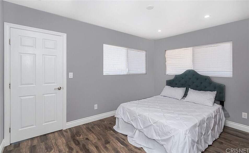 Building Photo - 9011 Vena Ave