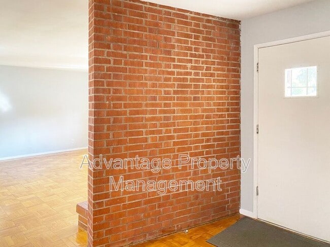 Building Photo - 5230 NE Laurel Dr