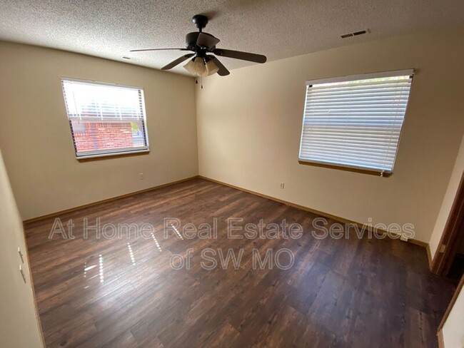 Building Photo - 2850 S Rogers Ave