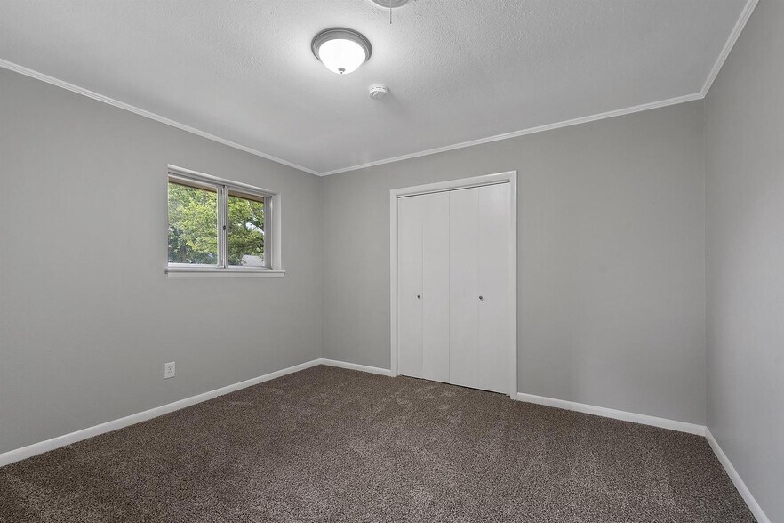 Building Photo - Bright & spacious 6-bedroom retreat in Ben...