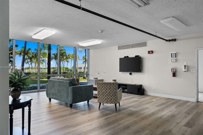 Building Photo - 2655 Collins Ave