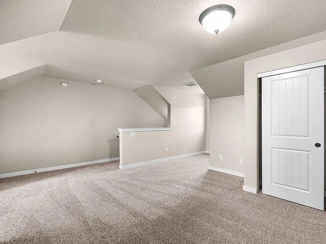 Building Photo - Charming 3 Story Townhome with AC