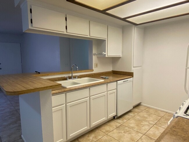 Building Photo - *DONT MISS OUT ON THIS GREAT MOVE IN SPECIAL! 1/2 OFF OF FIRST FULL MONTHS RENT!!