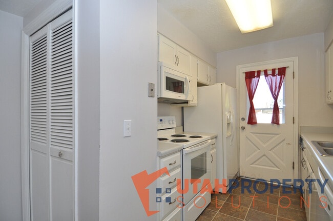 Building Photo - 687 E Countryside Ct