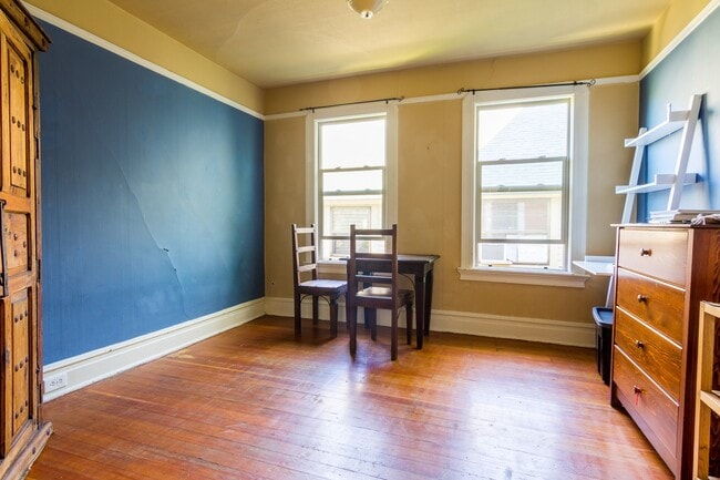 Building Photo - Furnished 3 bedroom 1.5 bath Available Soon.