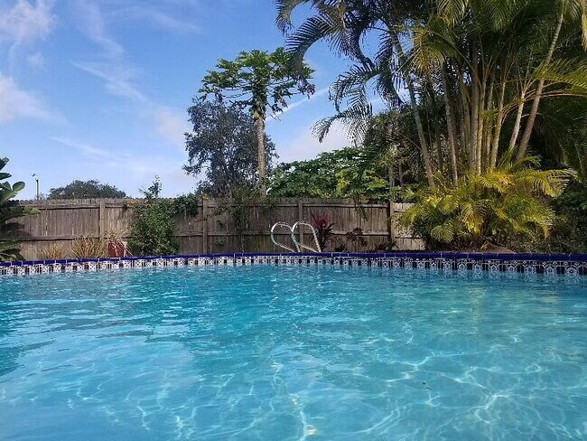 Building Photo - Furnished 3-Bedroom Pool Home