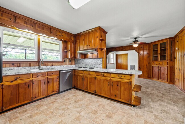 Building Photo - Pet Friendly Two Bedroom!