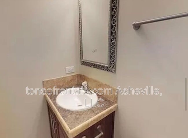 Building Photo - 3 Dadoo Dr