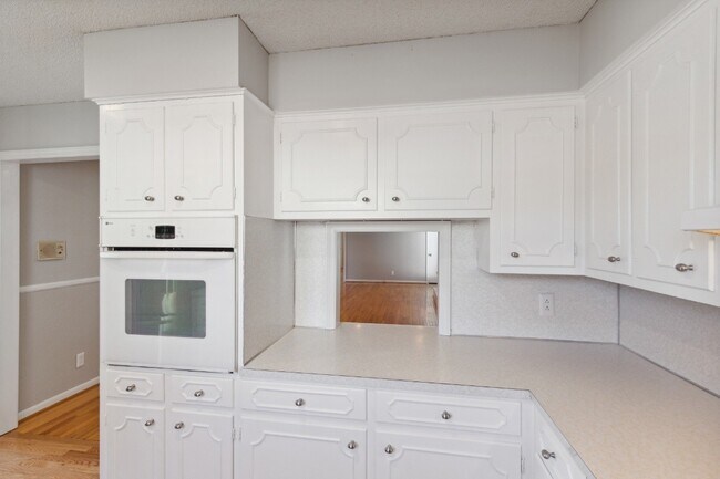 Building Photo - 220 Bartonwood Dr