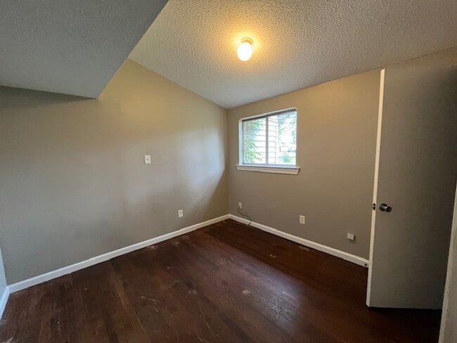 Building Photo - Renovated 3 Bedroom 1 Bath Home for Rent!