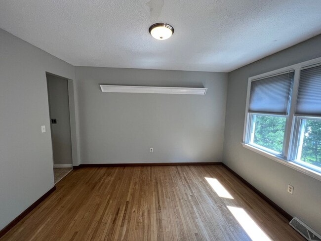 Building Photo - Spacious 3 Bedroom Ranch