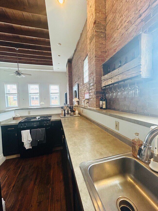 Building Photo - Madison Ave. Loft