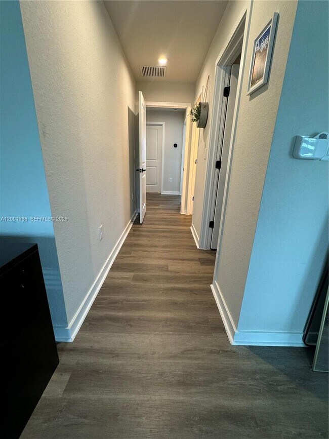 Building Photo - 1009 NW 4th Ter