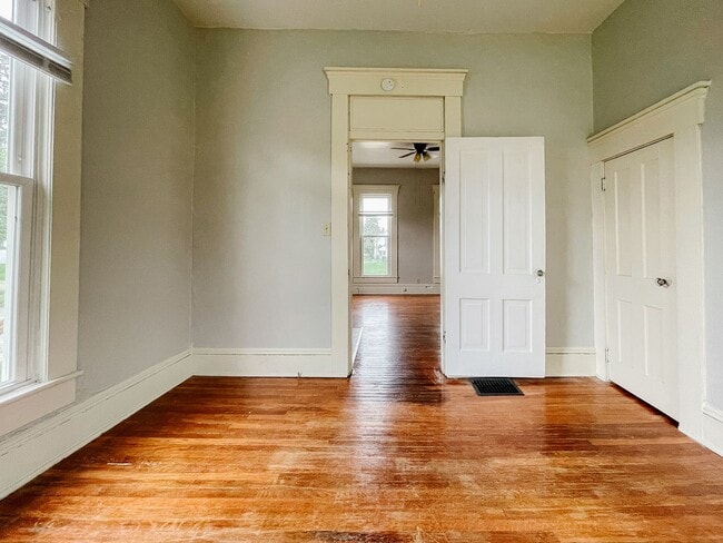 Building Photo - PRELEASING for AUGUST! Close to Campus: In-Unit Washer/Dryer + LOFT