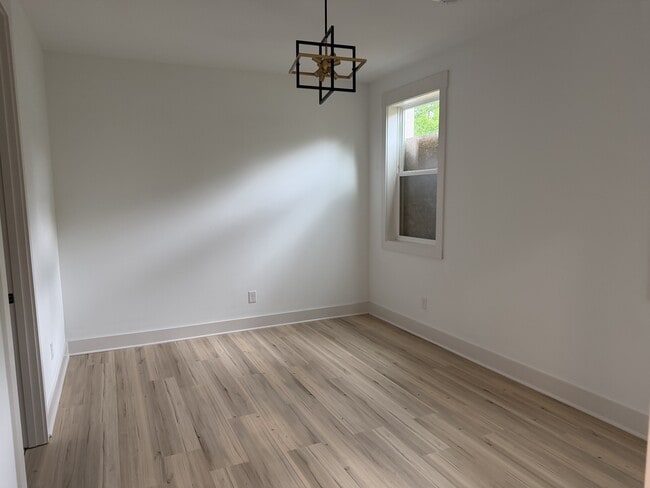 Building Photo - 105 Hart Ln