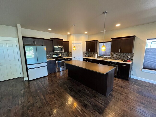 Building Photo - Spacious 3-Bed, 2.5 Bath Home with Community Pool in NE Bend