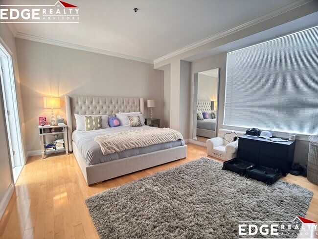 Building Photo - 1584 Beacon St