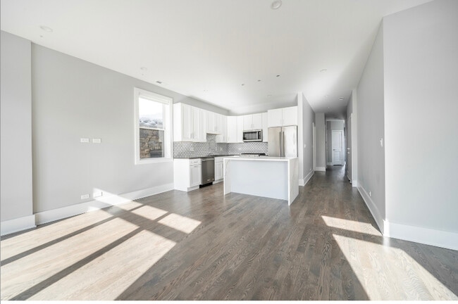 Building Photo - 556 W 18th St