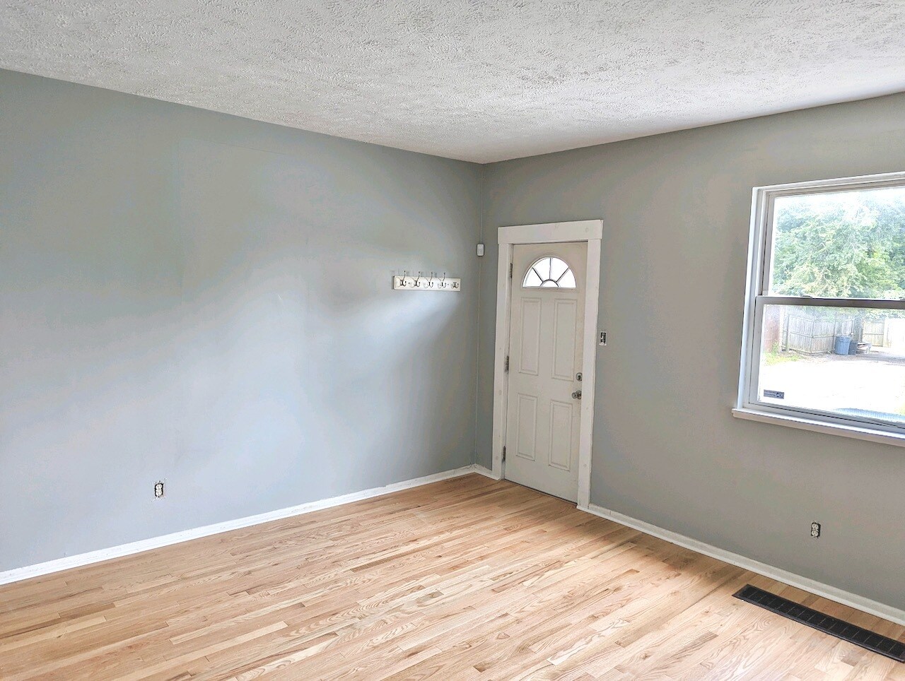 Building Photo - 3211 Parkview Ave