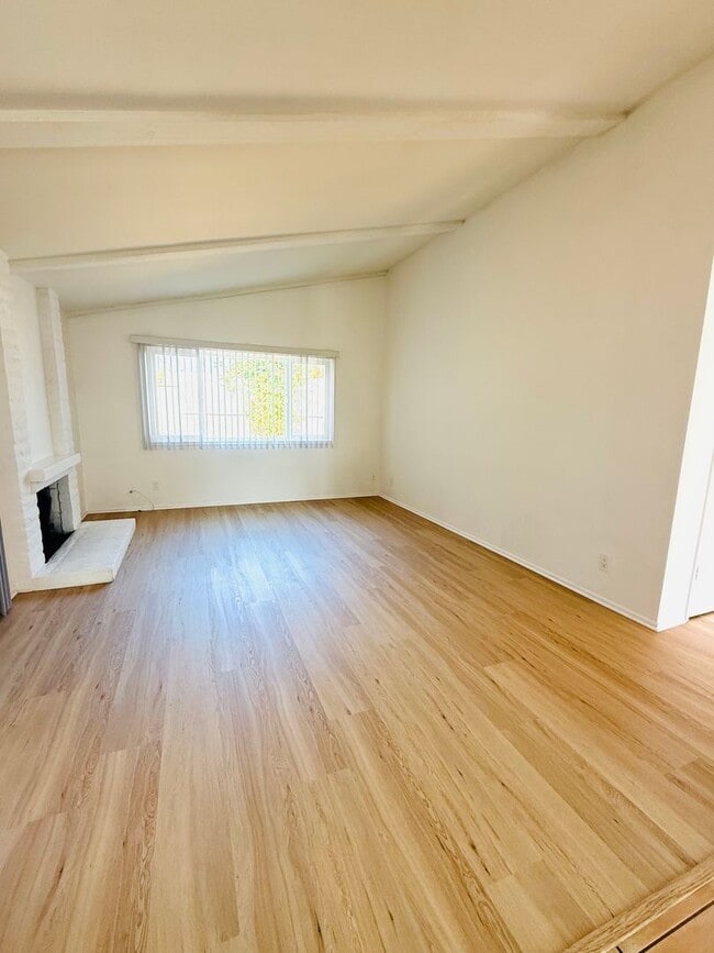 Building Photo - charming single-story 3-bedroom, 2-bathroo...