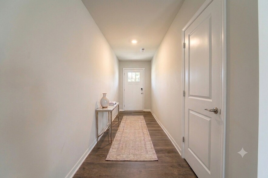 Building Photo - 303 Ember Dr