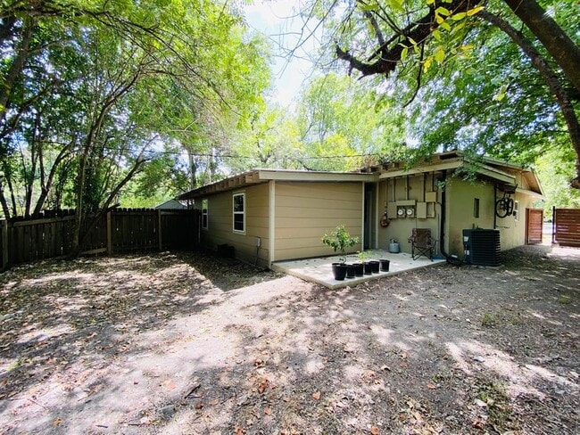 Building Photo - 3711 Vineland Dr