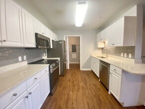 Building Photo - Two Bedroom Spacious Condo Near Everything Bluffton Has to Offer!