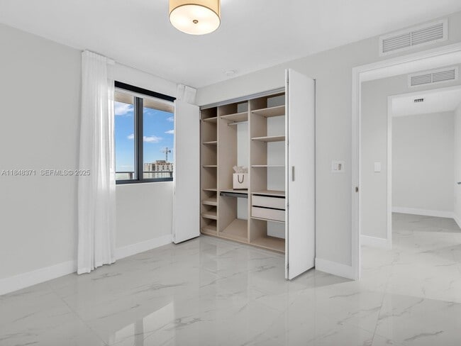 Building Photo - 700 NE 24th St