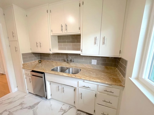 Building Photo - Unit 5